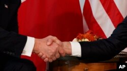 La vigoureuse poignée de main entre Emmanuel Macron et Donald Trump le 25 mai 2017, à Bruxelles. 