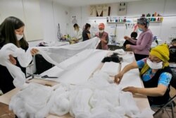 Bishkekda saraton bilan kurashayotgan ayollar tibbiy niqob ishlab chiqarish tashabbusi bilan chiqib, xalqqa yordam bermoqda