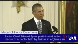 奥巴马向一名海豹队员授荣誉勋章