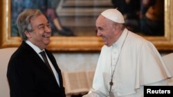 Paus Fransiskus (kanan) bertemu dengan Sekjen PBB Antonio Guterres, di Vatikan, 20 Desember 2019.