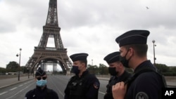 Polisi Perancis mengamankan jembatan menuju Menara Eiffel di Paris, Rabu, 23 September 2020.(Foto AP / Michel Euler)
