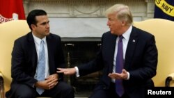 លោក​ប្រធានាធិបតី ដូណាល់ ត្រាំ ជួប​ជាមួយ​នឹង​លោក Ricardo Rossello ​អភិបាល​រដ្ឋ Puerto Rico នៅ​ក្នុង​សេតវិមាន កាលពី​ថ្ងៃទី១៩ ខែធ្នូ​ ឆ្នាំ២០១៧។