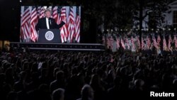 Presiden AS Donald Trump terlihat pada layar monitor memberikan pidato penerimaan nominasi sebagai Capres Partai Republik, di halaman Gedung Putih Kamis malam (27/8). 