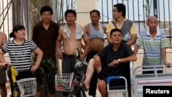 7月25日一些民众在审理薄熙来案的济南法庭外观看