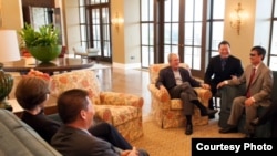 布什前总统和夫人2013年4月3日会见中国自由捍卫者陈光诚和对华援助协会会长傅希秋牧师。陈光诚先生在他首次访问德州和乔治.W.布什总统中心期间摄录了访谈。（乔治.W.布什研究所提供)