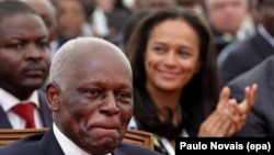 Le présidentiel angolais, José Eduardo dos Santos, à l’avant-plan, avec sa fille Isabel dos Santos, à l’arrière-plan à droite, lors d’une cérémonie officielle à Luanda, Angola, 28 Août de 2012. epa/ PAULO NOVAIS