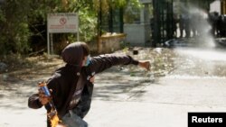 Seorang demonstran melempar bom molotov ke anggota Pengawal Nasional Meksiko selama protes terhadap keputusan pemerintah Meksiko untuk mengalihkan air dari bendungan La Boquilla ke AS. (Foto: Reuters)