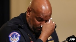 美国国会警察邓恩在国会众议院对2021年1月6日国会大厦冲击案的调查中作证。他在讲述中留下泪水。（2021年7月27日）