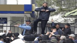 Janub notinch, Bakiyev tarafdorlari namoyish qilgan