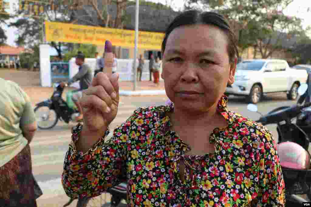 សមាជិកក្រុមប្រឹក្សាឃំុម្នាក់ បានបង្ហាញទឹកថ្នាំនៅលើម្រាមដៃរបស់លោកស្រី ក្រោយពីលោកស្រីបានចូលរួមបោះឆ្នោតព្រឹទ្ធសភា នៅ​មណ្ឌល​បោះឆ្នោត​សាលា​បឋមសិក្សា​កំពង់ធំក្រុង ក្នុង​ខេត្តកំពង់ធំ នា​​ព្រឹក​ថ្ងៃ​អាទិត្យ​ ទី២៥ ខែកុម្ភៈ ឆ្នាំ២០១៨។​​&nbsp;(ស៊ុន ណារិន/VOA)