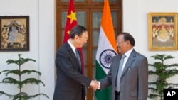 Penasihat Keamanan Nasional India, Ajit Kumar Doval, dan Anggota Dewan Negara China, Yang Jiechi, di New Delhi, Senin (23/3). (AP/Manish Swarup)