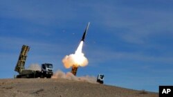 UJi coba rudal Sayyad 2 yang ditembakkan oleh sistem pertahanan udara Talash di sebuah lokasi yang dirahasiakan di Iran, 5 Nocember 2018. (Foto: Angkatan Darat Iran via AP/dok).