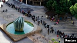 ARSIP – Antrian panjang keluarga tunawisma dan individu berjajar untuk menghadiri Project Homeless Connect di San Diego, California, 28 Januari 2015 (foto: REUTERS/Mike Blake)