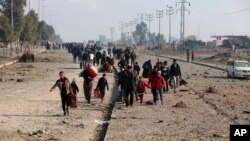 Displaced Iraqis, who fled fighting between Iraqi security forces and Islamic State militants, return to their homes in neighborhoods retaken by Iraqi government forces in the eastern side of Mosul, Iraq, Jan. 4, 2017. 