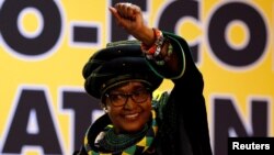 Winnie Mandela saluant les sympathisants à la 54e Conférence de l'ANC à Johannesburg, en Afrique du Sud, le 16 décembre 2017.