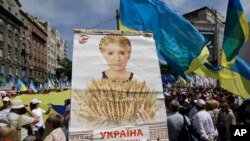 Para pendukung partai oposisi ikut ambil bagian dalam aksi protes di Kiev, Ukraina (18/5).