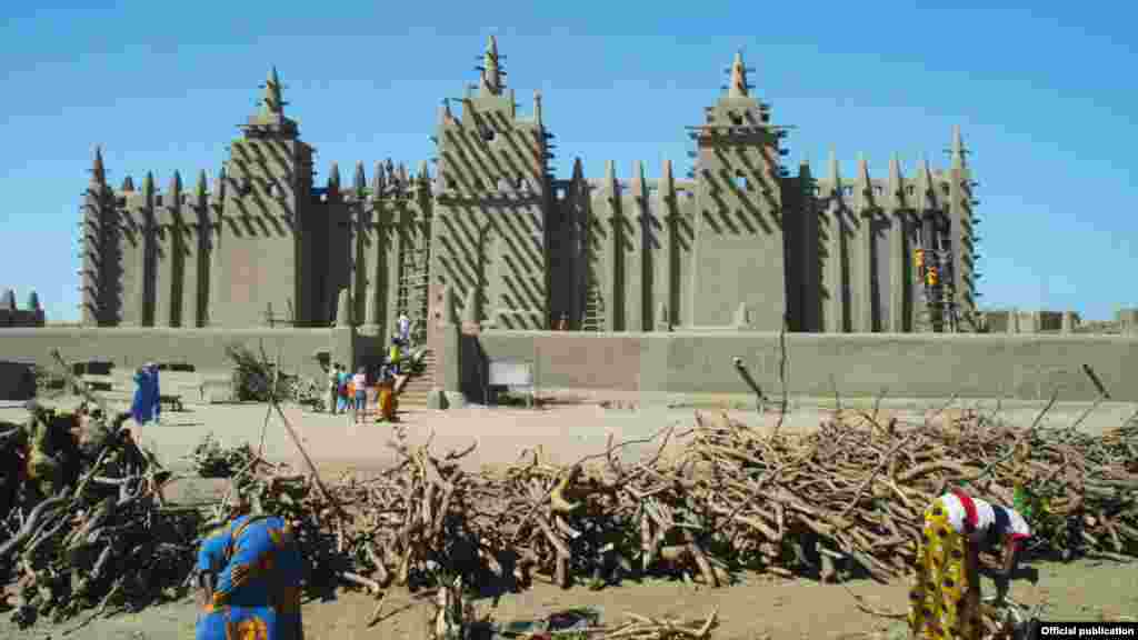 The Mosque of Djenn&eacute; in Mali, considered the largest adobe structure in the world (Courtesy of Unity Productions Foundation)