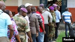 Militaires votant à Brazzaville, Congo, 25 october 2015. (REUTERS/Roch Baku)