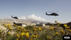 Helikopter militer AS, Black Hawk, terbang melintasi sebuah taman pemakanan di Methar Lam, provinsi Langhman (foto: dok).