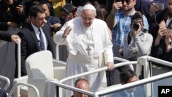 Pope Francis waves to the crowd after celebrating Easter Sunday Mass, in St. Peter's Square, at the Vatican, April 16, 2017. 