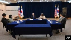 린다 토머스-그린필드 유엔 주재 미국 대사가 16일 서울 아메리칸 디플로머시 하우스에서 탈북 청년들과 이야기를 나누고 있다.