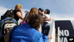 Архівне фото липня 2022 року - група українських біженців прямує з Польщі до Канади (AP Photo/Michal Dyjuk)