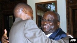 Domitien Ndayizeye yahoze ari Prezida w'Uburundi arwana mu nda n'umunyepolitike Agathon Rwasa. Ino foto yafashwe mu 2005 mu biganiro vyo kuraba ingene abarwanyi boza mu ma masezerano y'amahoro