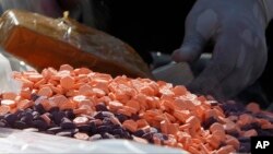 រូបឯកសារ៖ អ្នកជំនាញ​ខាងប្រយុទ្ធ​ប្រឆាំង​គ្រឿងញៀន​រៀបចំ​ថ្នាំញៀន​ ក្នុង​អំឡុង​ពេល​ពិធី​កំណត់​សម្គាល់​ទិវា​អន្តរជាតិ​ប្រឆាំងនឹង​ការប្រើប្រាស់​និង​ការជួញដូរ​គ្រឿងញៀន​ខុសច្បាប់ នៅ​ទីក្រុង​ភ្នំពេញ ថ្ងៃទី ២៦ ខែមិថុនា ឆ្នាំ២០១៨។