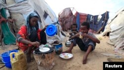 An internally displaced Somali girl prepares the traditional Somali breakfast "Anjero" at Sayyidka camp in the Howlwadag district, south of Somalia's capital Mogadishu, May 3, 2013. 