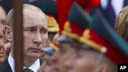 Vladimir Putin Noma'lum Askar qabriga gulchambar qo'yish marosimida, Moskva, 8-may, 2012-yil