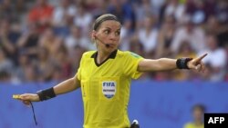 Stephanie Frappart, wasit perempuan Prancis, saat bertugas dalam Piala Dunia Sepakbola Putri di Prancis tahun 2019. Ia akan bertugas dalam Piala Dunia di Qatar tahun ini (foto: ilustrasi). 