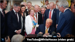 2025年7月16日， 特朗普总统在白宫签署《终止所有致命芬太尼贩运法案》。