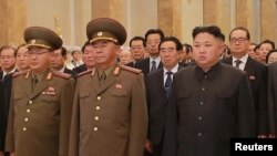 지난 7월 북한 김정은 국무위원장을 수행한 리병철 노동당 군수공업부 제1부부장(앞줄 가운데)과 김정식 부부장(앞줄 왼쪽). 미국 재무부는 26일 두 사람을 북한의 대량살상무기 및 운반수단 개발과 관련해 특별지정제재 대상에 올렸다.