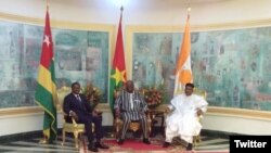 Le président nigérien Mahamadou Issoufou et le président togolais Faure Gnassingbé ont rencontré leur homologue burkinabè Roch Marc Christian Kaboré, à Ouagadougou, le 5 mars 2018. (Twitter/Kaboré)