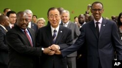 Presiden DRC Joseph Kabila (kiri) berjabat tangan dengan seterunya, Presiden Rwanda Paul Kagame disaksikan oleh Sekjen PBB Ban Ki-moon (foto: dok). 