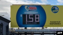 Reklama za lutriju "Mega milioni" u Njujorku (Foto: ANGELA WEISS / AFP)
