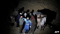 Foto yang diambil pada 26 Oktober 2017 menunjukkan pria Suriah mendekati titik pertemuan dengan tentara Israel di Gunung Hermon di Dataran Tinggi Golan, perbatasan antara Israel dan Suriah.