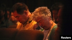 북한에 억류 중인 케네스 배 씨의 부모님이 지난해 8월 미국 시애틀에서 열린 배 씨 석방 촉구 기도회에 참석했다. 어머니 배명희 씨가 눈물을 훔치고 있다.