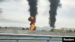 Kebakaran di depot minyak di Feodosia, Krimea, 7 Oktober 2024, diambil dari video media sosial yang diperoleh oleh REUTERS.