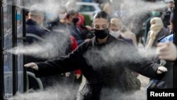 6일 알바니아 수도 티라나에서 시민들이 시장에 출입하기 전 소독 과정을 거치고 있다.