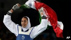 Atlet taekwondo Iran Kimia Alizadeh Zenoorin merayakan kemenangan meraih medali perunggu dalam Olimpiade musim panas di Rio de Janeiro, Brazil, 18 Agustus 2016.