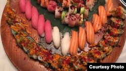 در سوشی ماهی های خام هم سرو می شود. 