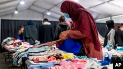 Para pengungsi Afganistan yang tinggal di pangkalan militer McGuire Dix Lakehurst, New Jersey, AS (foto: dok). 