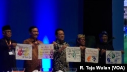 Para tokoh yang menghadiri Festival Anti-Korupsi 2015. (VOA/R. Teja Wulan)