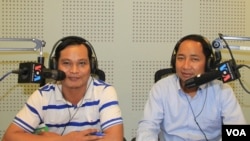 លោក អាត់ ធន់ (ស្តាំ) ប្រធានសហភាពការងារកម្ពុជានិងជាប្រធានសម្ព័ន្ធសហជីពស៊ីខៅឌូ (CCAWDU) និងលោក យ៉ាន សារ៉ាន់ (ឆ្វេង) ប្រធានសហជីពស៊ីខៅឌូប្រចាំរោងចក្រហ្វ័រធ្យូន​ចូល​រួម​ជា​វាគ្មិន​ពិភាក្សា​អំពី​​«តើច្បាប់សហជីពដ៏ល្អនឹងមានឥទ្ធិពលយ៉ាងណាសម្រាប់កម្មករនិងវិស័យកាត់ដេរកម្ពុជា?» នៅ​ក្នុង​កម្មវិធី​វិទ្យុ Hello VOA នៅ​រាជធានី​ភ្នំពេញ កាល​ពី​ថ្ងៃ​ព្រហស្បតិ៍​ទី​ ១៦ ខែ​កក្កដា ឆ្នាំ​២០១៥។ (លឹម សុធី/VOA)