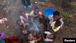 Des déplacés congolais ayant fui les attaques des combattants des ADF dans le camp de transit de Bukanga, à Bundibugyo, Ouganda, juillet 2013.