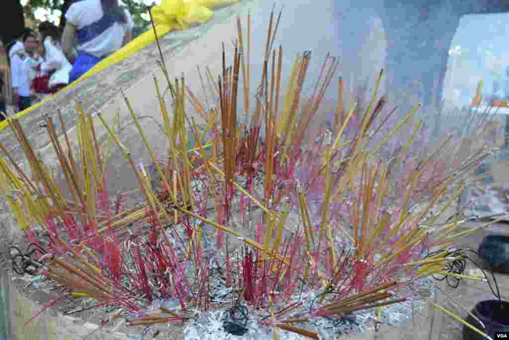 ធូប​ដុត​ដោយពុទ្ធសាសនិកនៅ​ថ្ងៃ​បុណ្យ​ភ្ជុំបិណ្ឌ ក្នុង​វត្ត​មួយ​នៅ​ជាយ​ក្រុង​ភ្នំពេញ​⁠ កាល​ពី​ថ្ងៃ​អង្គារ ទី​០៩ ខែ​តុលា ឆ្នាំ​២០១៨។⁠ (ណឹម សុភ័ក្រ្តបញ្ញា/VOA)