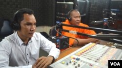 លោក​ អំ សំអាត​ ប្រធាន​បច្ចេកទេស​ស៊ើប​អង្កេត​នៃ​អង្គការ​លីកាដូ​និង​ព្រះតេជគុណ លួន សុវ៉ាត ជ័យលាភី​រង្វាន់​សិទ្ធិ​មនុស្ស ចូល​រួម​ជា​វាគ្មិន​ពិភាក្សា​អំពី​ស្ថានភាព​សិទ្ធិ​មនុស្ស​ចុង​ក្រោយ​នៅ​កម្ពុជា នៅ​ក្នុង​កម្មវិធី​ហេឡូវីអូអេ កាល​ពី​ថ្ងៃ​ព្រហស្បតិ៍​ទី​២០ ខែ​វិច្ឆិកា ឆ្នាំ​២០១៤។ (លឹម សុធី/វីអូអេ)