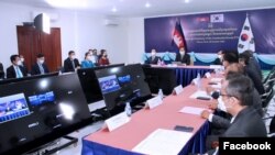 រូបឯកសារ៖ ទិដ្ឋភាព​ទូទៅ​នៃ​ការចុះ​ហត្ថលេខា​លើ​កិច្ចព្រមព្រៀង​ពាណិជ្ជកម្ម​សេរី​រវាង​ព្រះរាជាណាចក្រ​កម្ពុជា និង​ប្រទេស​កូរ៉េខាងត្បូង នៅ​ថ្ងៃទី២៦ ខែតុលា ឆ្នាំ២០២១។ (រូបភាព​ពី​ទំព័រ​ហ្វេសប៊ុក​ក្រសួង​ពាណិជ្ជកម្ម Ministry of Commerce)