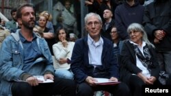 Apaçık Radyo Genel Yayın Yönetmeni Ömer Madra (ortada)